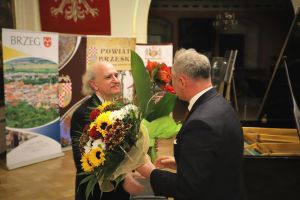 Jerzy Wrębiak - Mayor of Brzegu  thanking Alexei Orlovetsky. 1331st Liszt Evening. Brzeg, Piast Dynasty Castle, 06.04.2019. Photo by Tomasz Kubiak.